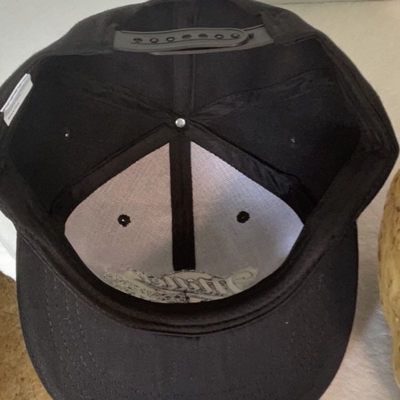 Black and Red Snapback Hat - Picture 4 of 4